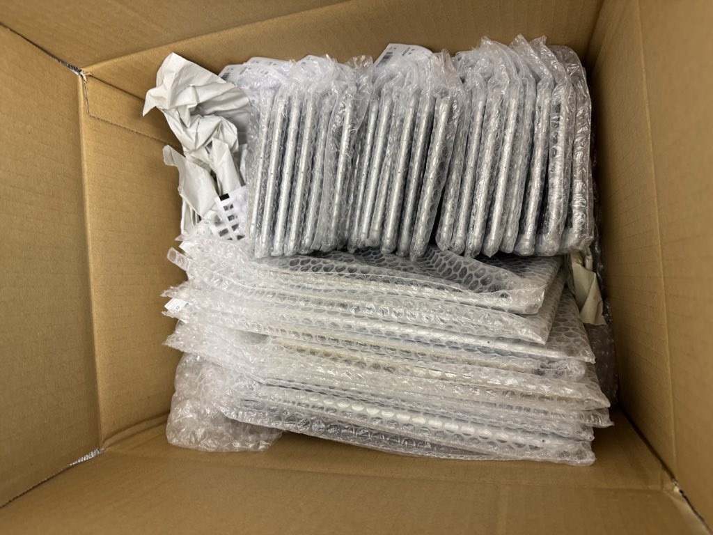 ipad air 4が大量に入った段ボール